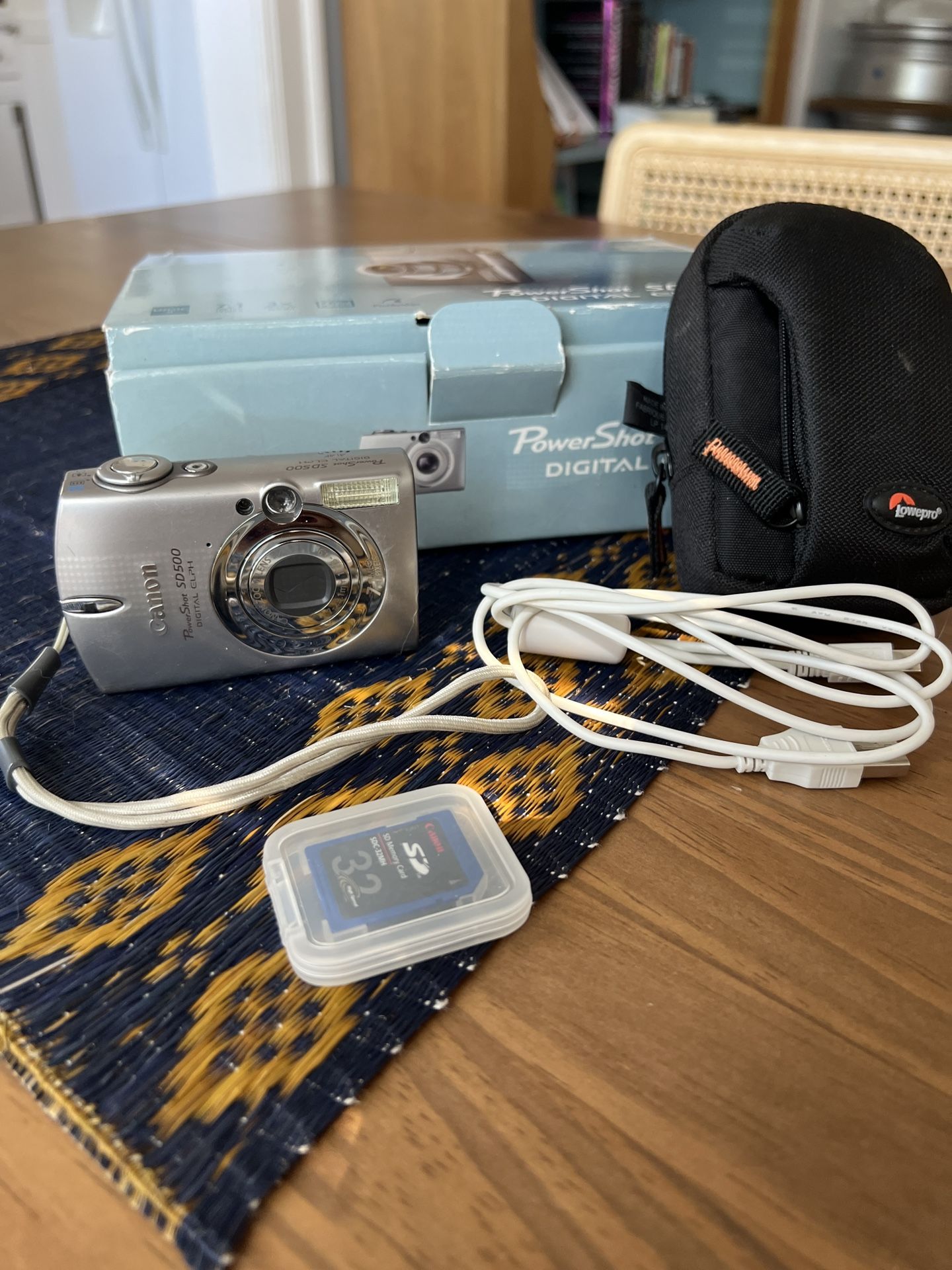 Canon Powershot SD500 ELPH Digital Camera