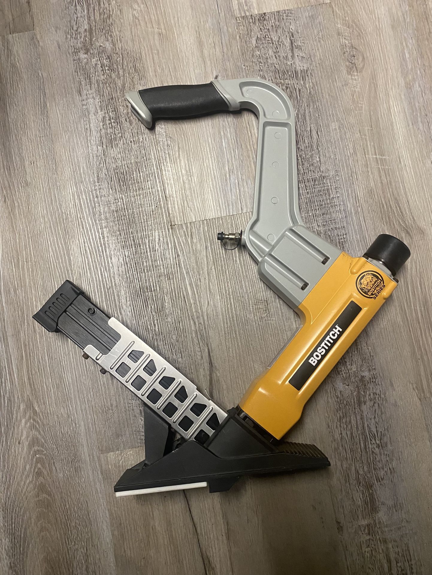 Bostitch Bulldog 2-in 16 -Gauge Pneumatic Flooring Nailer