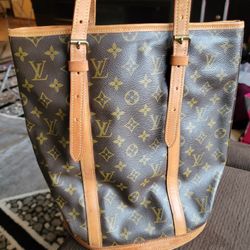 Louis Vuitton Bucket Bag. 