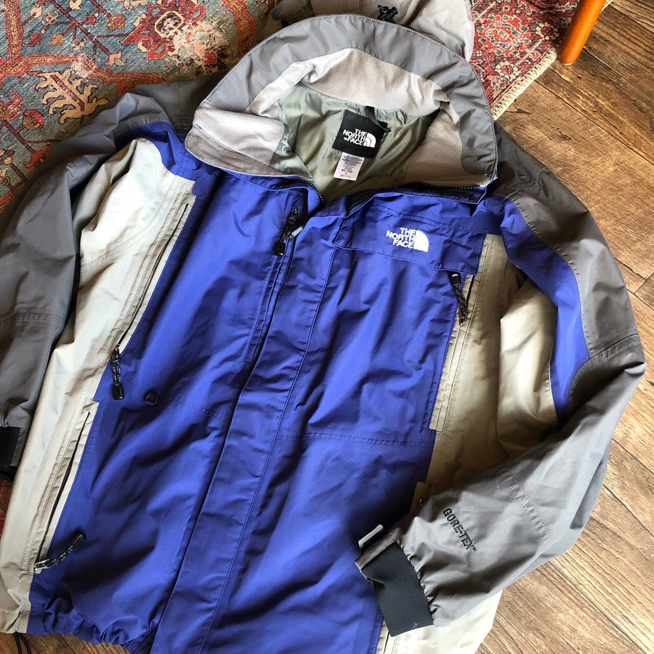 THE NORTH FACE GORE-TEX JACKET (MEN’S LARGE)