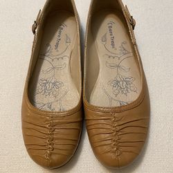 BareTraps Women’s Flat Shoe, Size 7, Tan Color, 