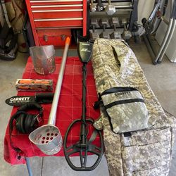 GARRETT AT PRO METAL DETECTOR + PRO-POINTER + Quality Travel case + two welded handheld sifters