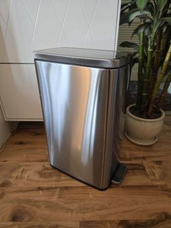 Trash Can/ 13 gallons stainless steel (Almost New)