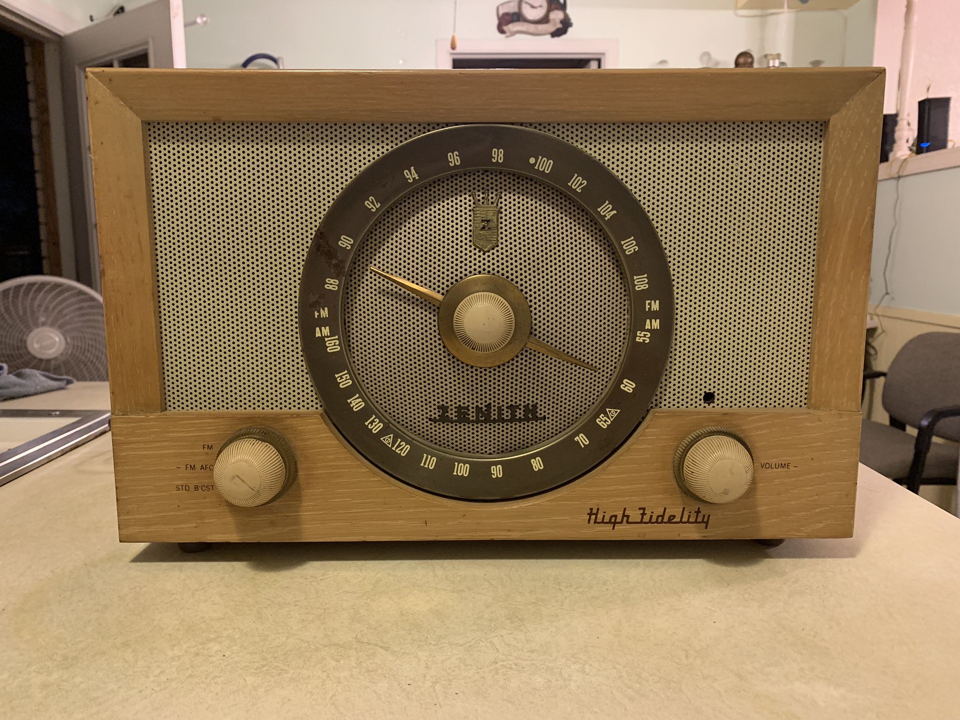 1950’s VINTAGE ZENITH "HIGH FIDELITY “ AM/FM TUBE RADIO