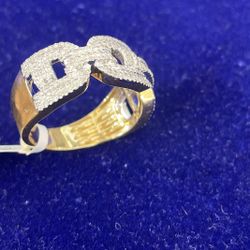 18 Kt Gold & Diamond Ring