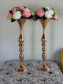 Gold center piece with flowers