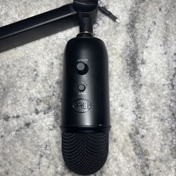 Blue Yeti USB Microphone + Adjustable Boom Arm — Excellent Condition