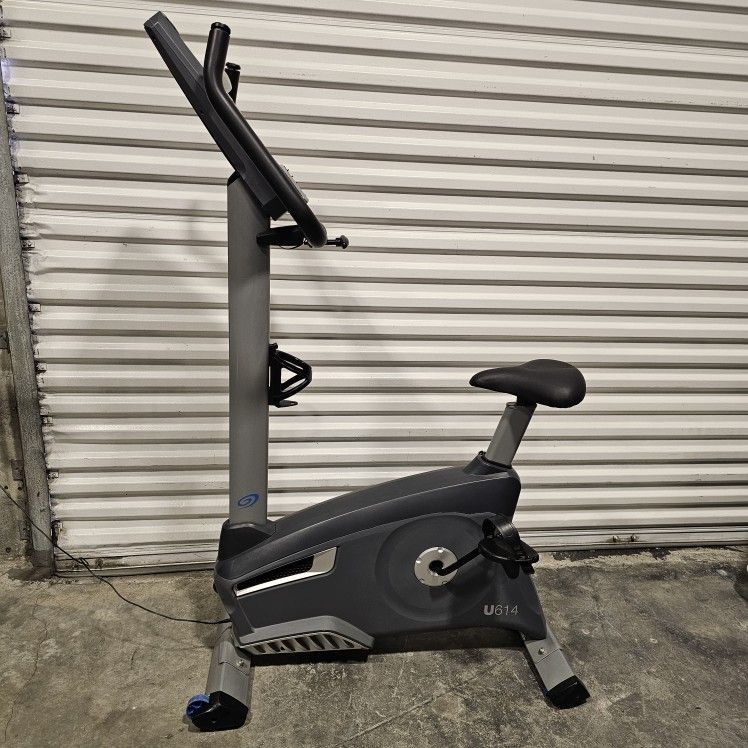 Nautilus U614 Upright Exercise Bike