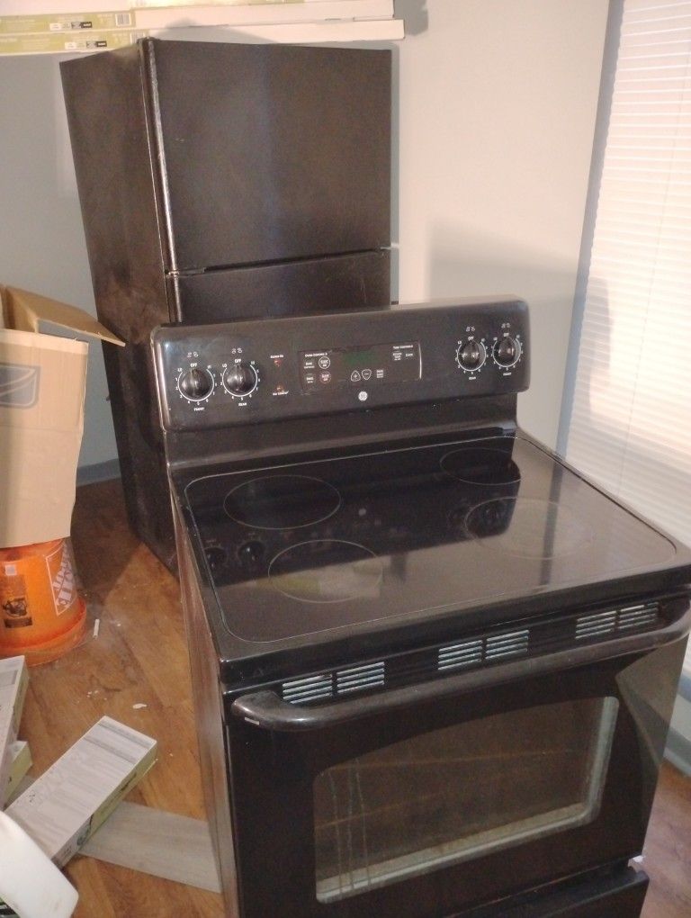 Good Working Appliances  Stove And Fridgerator With Ice Maker