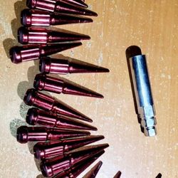 Lug Nut Set In Good Condition