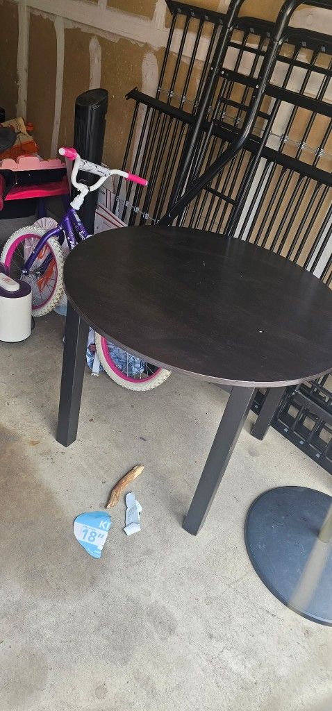 IKEA Round Dining Table – Stylish & Space-Saving