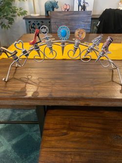 Wine bottle stopper display includes accessories