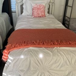 Twin size bed. Includes headboard, metal frame, boxspring, and mattress from Costco. Hablo español y hago entrego