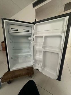 Midea Mini refrigerator black