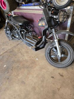 Stretched Ice Bear Maddog 150cc Scooter, GY-6 , Electric start (Honda Ruckus Clone) READ THE AD!!!!!
