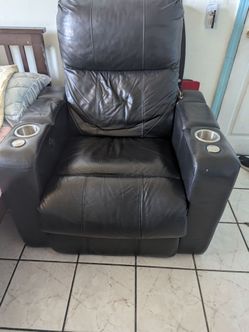 Sillón reclinable      buenas condiciones está pesado un poco