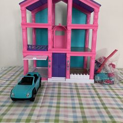 Dollhouse With Car And Accessories