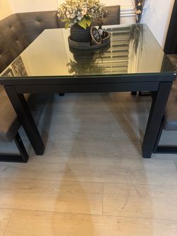 Dining room table and chairs / set
