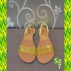 NEW WOMENS NEON SANDALS SIZE 7