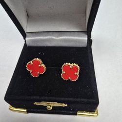 14k GOLD CLOVER STUD EARRINGS.