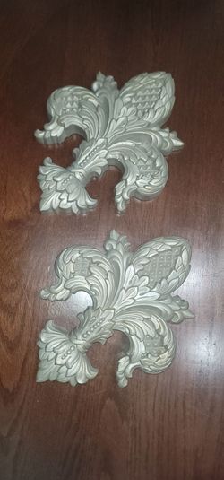 Vintage home interiors Fluer de Lis