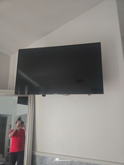 42" Samsung smart tv + wall mount
