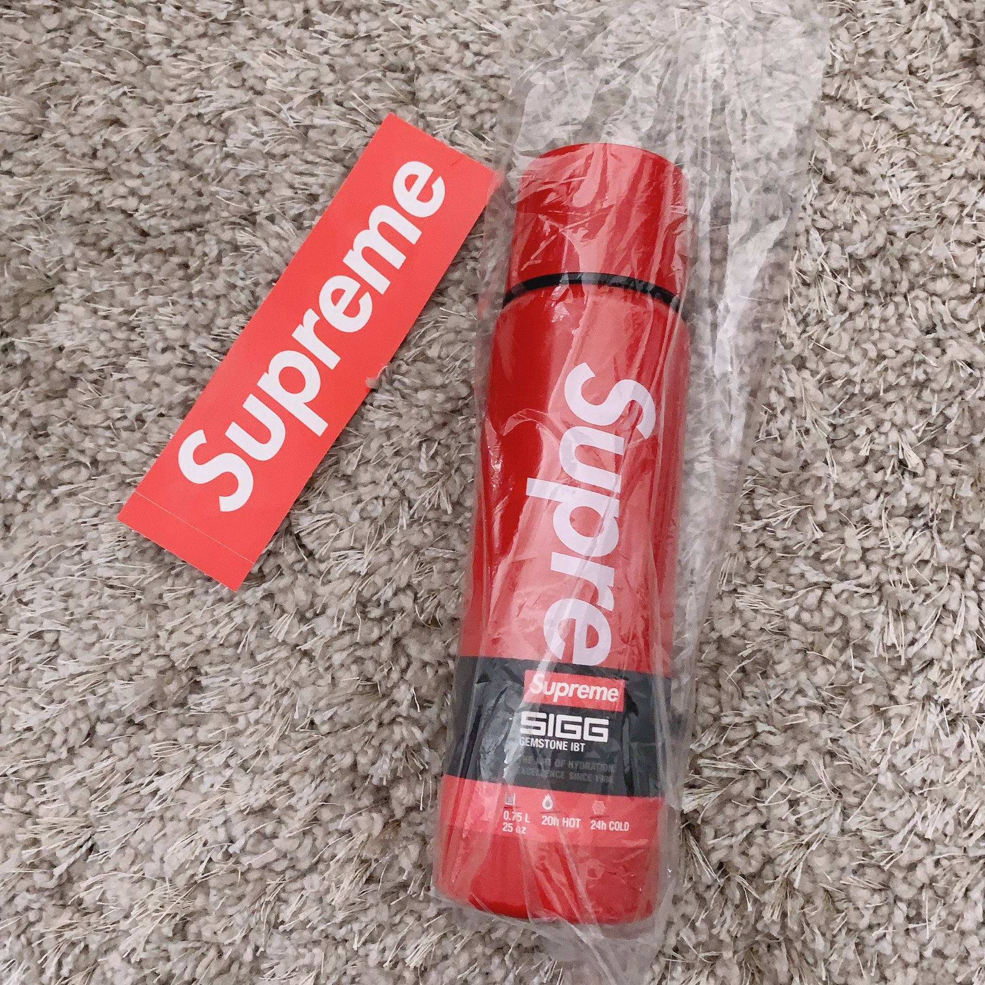 Supreme SIGG Vacuum Insulated 0.75L Bottle in Red