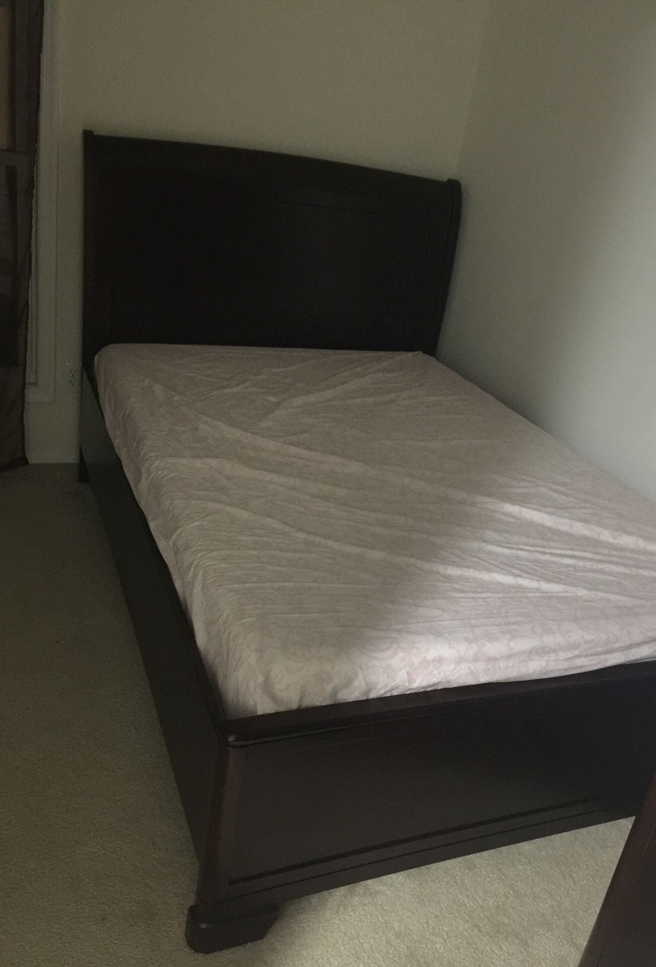 Full XL size Ashley ‘s bed and chest.with tempurpedic matters and spring box. Very clean,no scratch,no stain,Almost Brand New.