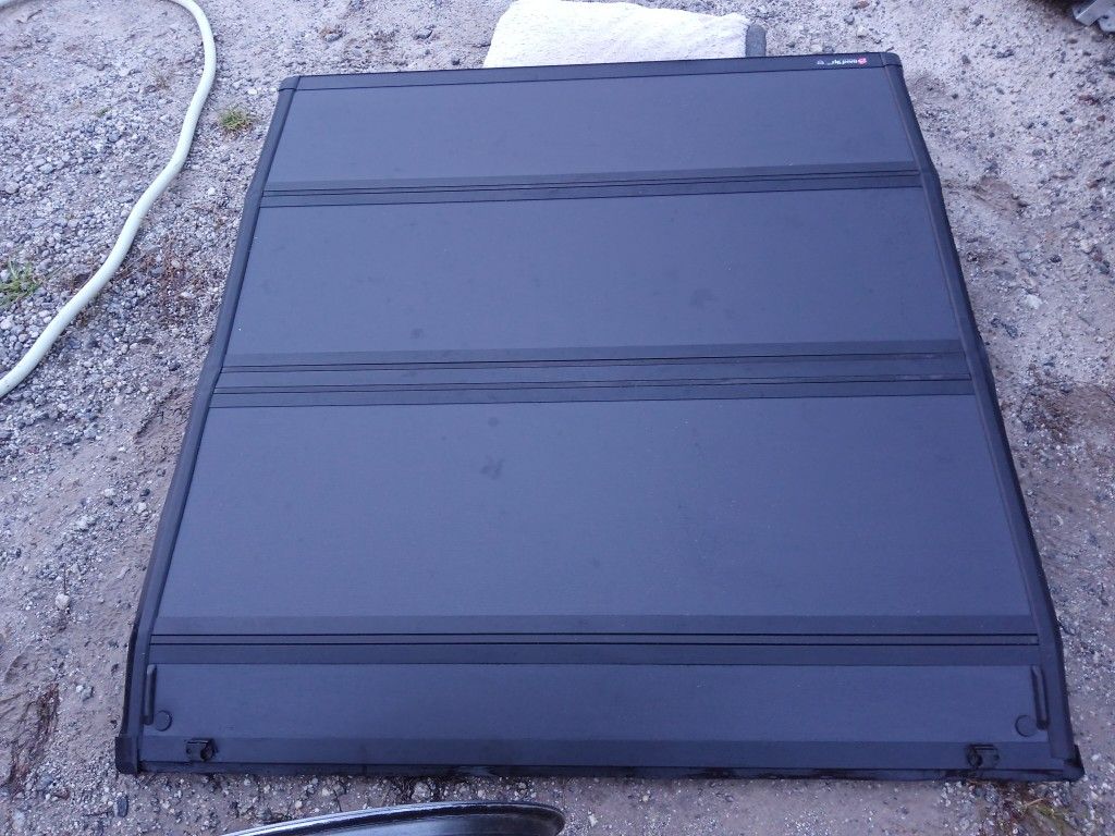 Brand New Hard Shell Foldable Bed Cover For A 20-22 Gladiator