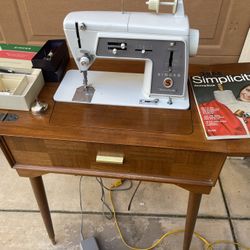 Singer Sewing Machine 