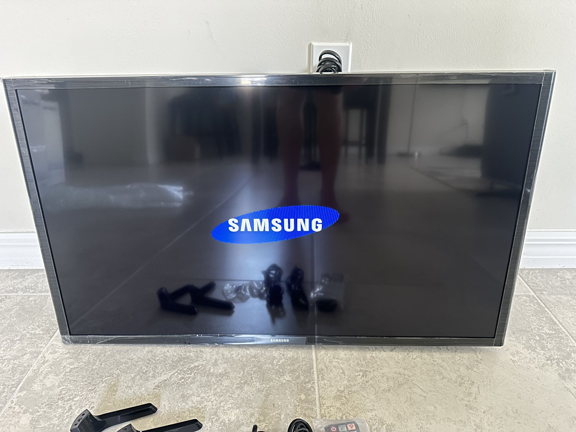 Samsung TV 32 Inch NEW