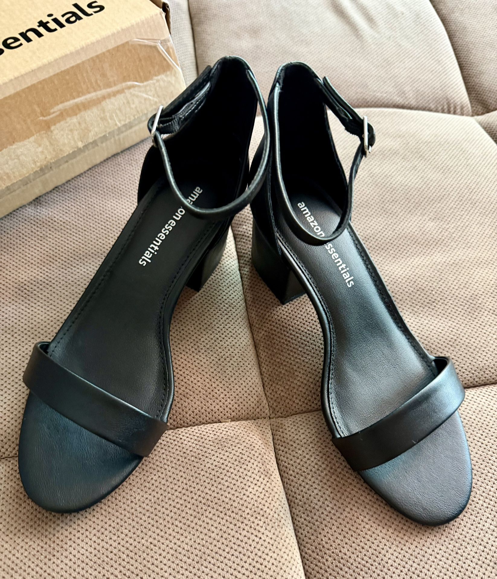 BRAND NEW size 7.5w Heeled Sandal