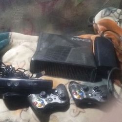 Xbox 360 MW3 Comes With Camcorder, Two  Controllers And Power Converter