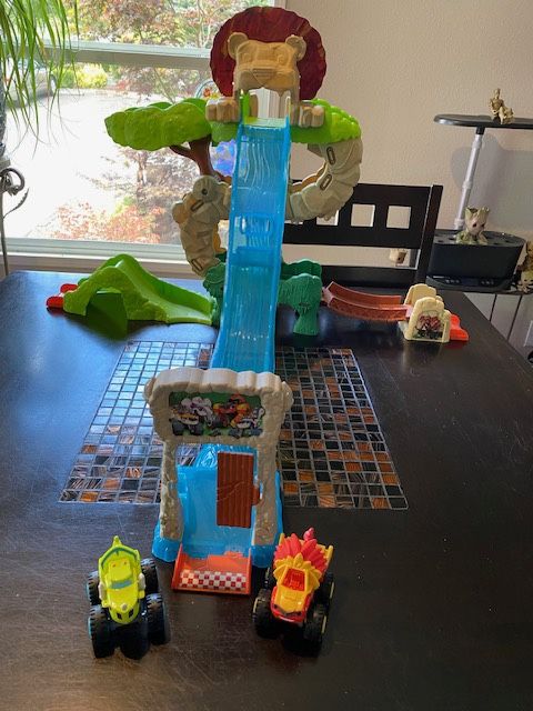 Fisher Price Blaze & The Monster Machines Animal Island Stunts Speedway-Nickelodeon