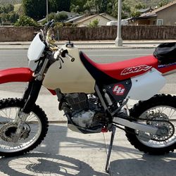 1997 Honda XR 400  4 stroke and Carbureted  5 speed manual transmission with Kick start  Desert tank  ProCircut exhaust  Aftermarket bars with ODI Gri