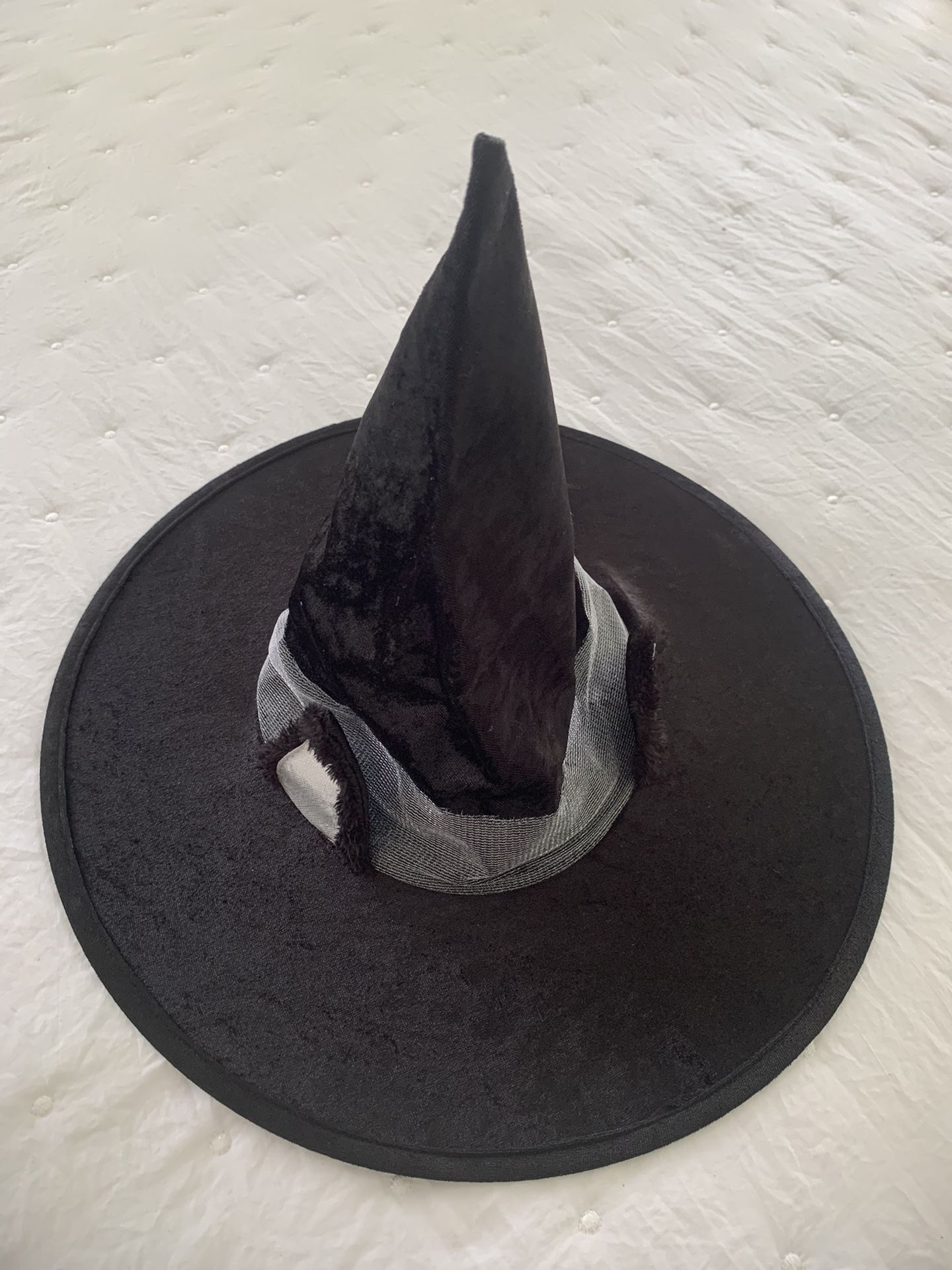 Black cat Halloween costume for girl.