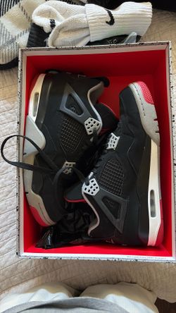 Air Jordan 4 Retro’s lightly used Size 8 1/2
