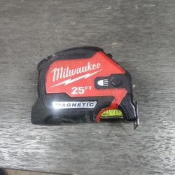Milwaukee Tape Measure W/Light
