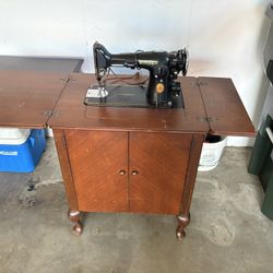 Vintage Singer Sewing Machine. Lots Of Extras 