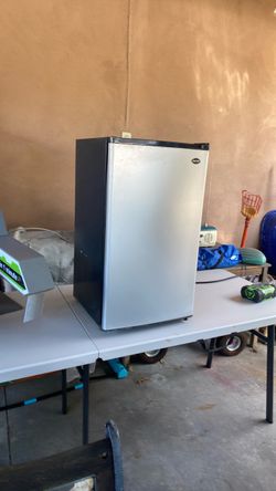Sanyo mini Fridge. ( like new)