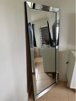 Muebles de sala con mesita y espejo de cuarto