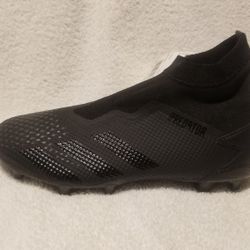 Adidas predator 20.3 Laceless size 8 and 6.5 Available 