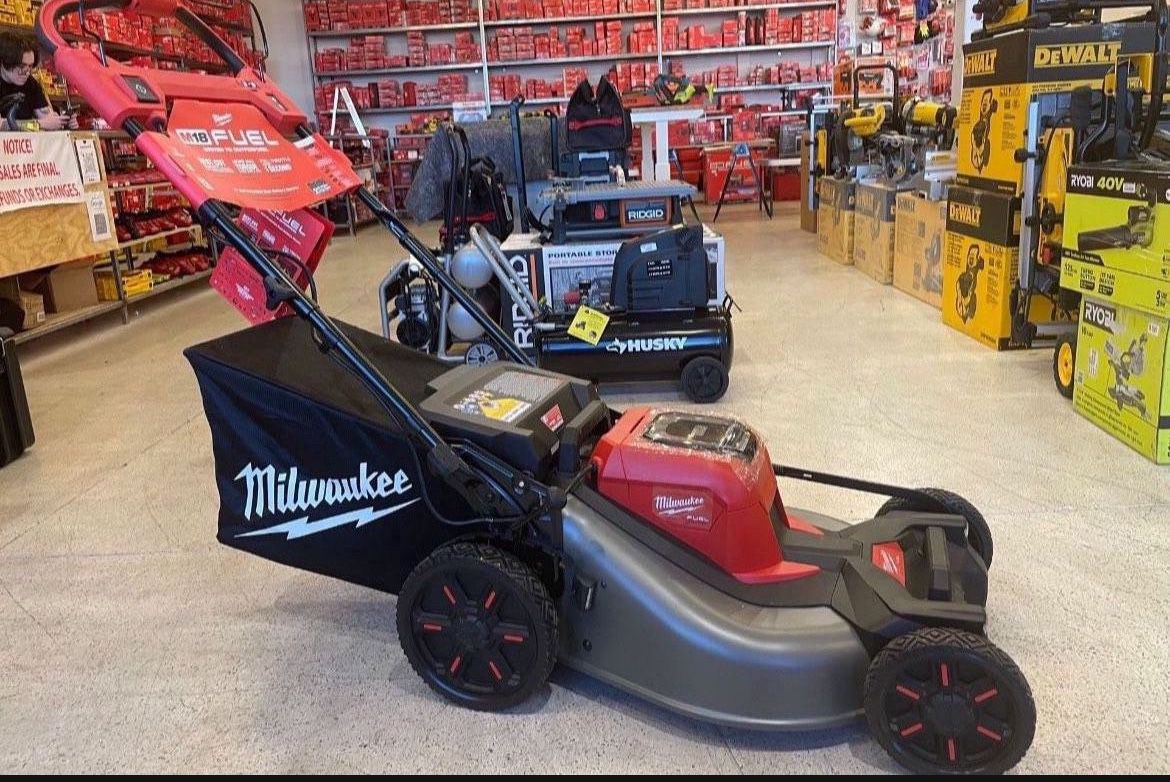 🚨🚨MILWAUKEE M18 FUEL BRUSHLESS CORDLESS 21 IN. WALK BEHIND DUAL BATTERY SELF-PROPELLED LAWN MOWER WITH TWO 12.0 BATTERIES & RAPID CHARGER 2823-22HD