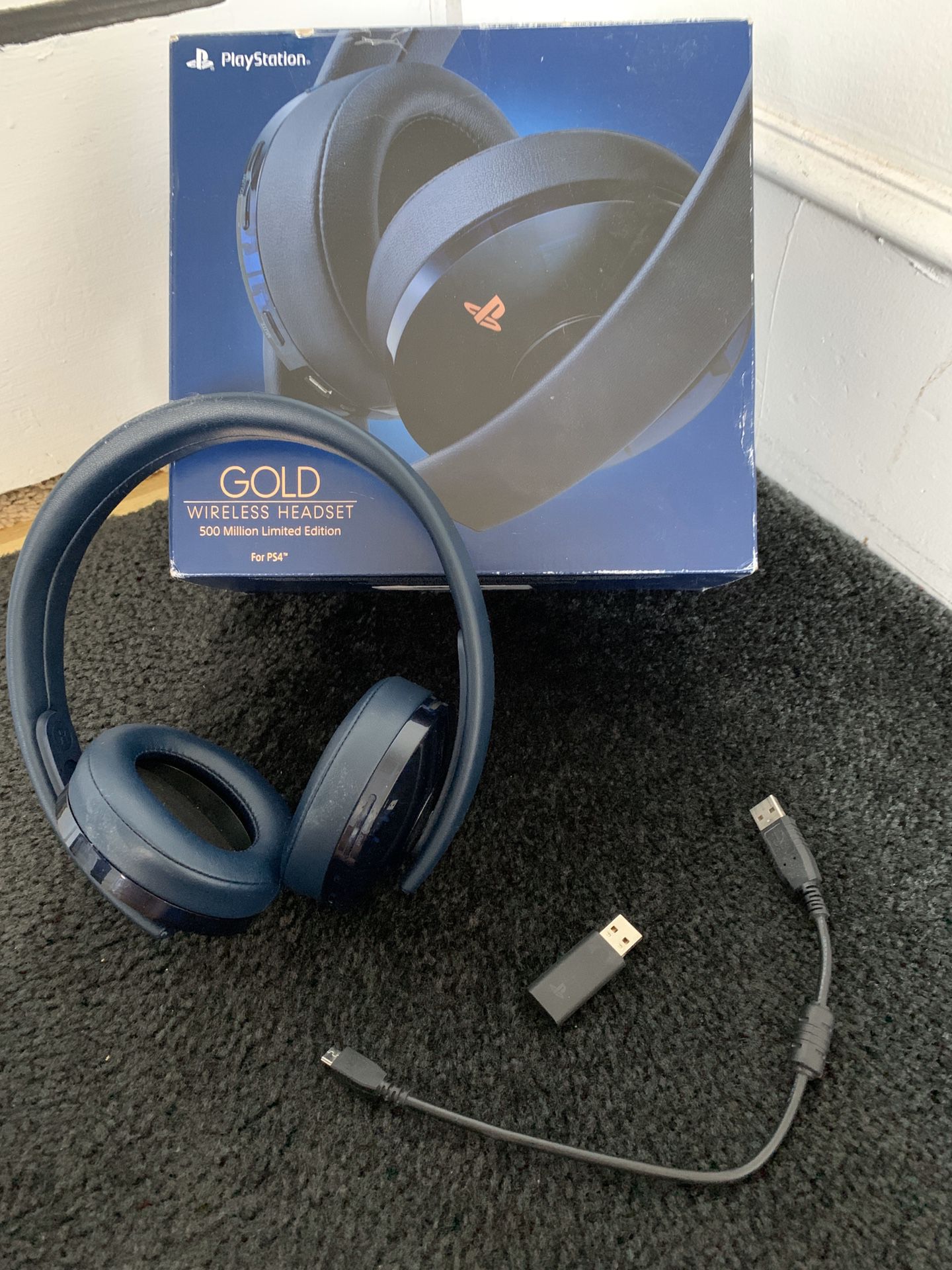 PlayStation 4 Gold Wireless Headset 500 Million Limited Edition