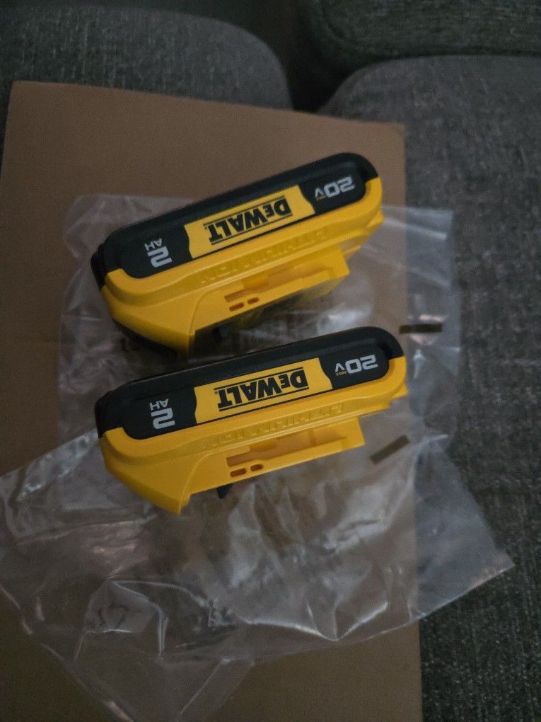 DEWALT 20VMAX 2 BATTERIES 2.0AH NEW