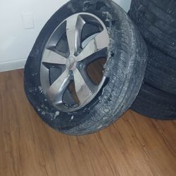 Jeep Rims 20in One Blown Tire Rim Is Still Good Not Cracked The Other 3 Are Still Almost New Only Used Them For A Couple Weeks Before The Blow Out 