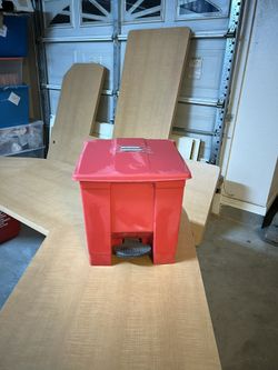 Medical waste trashcan