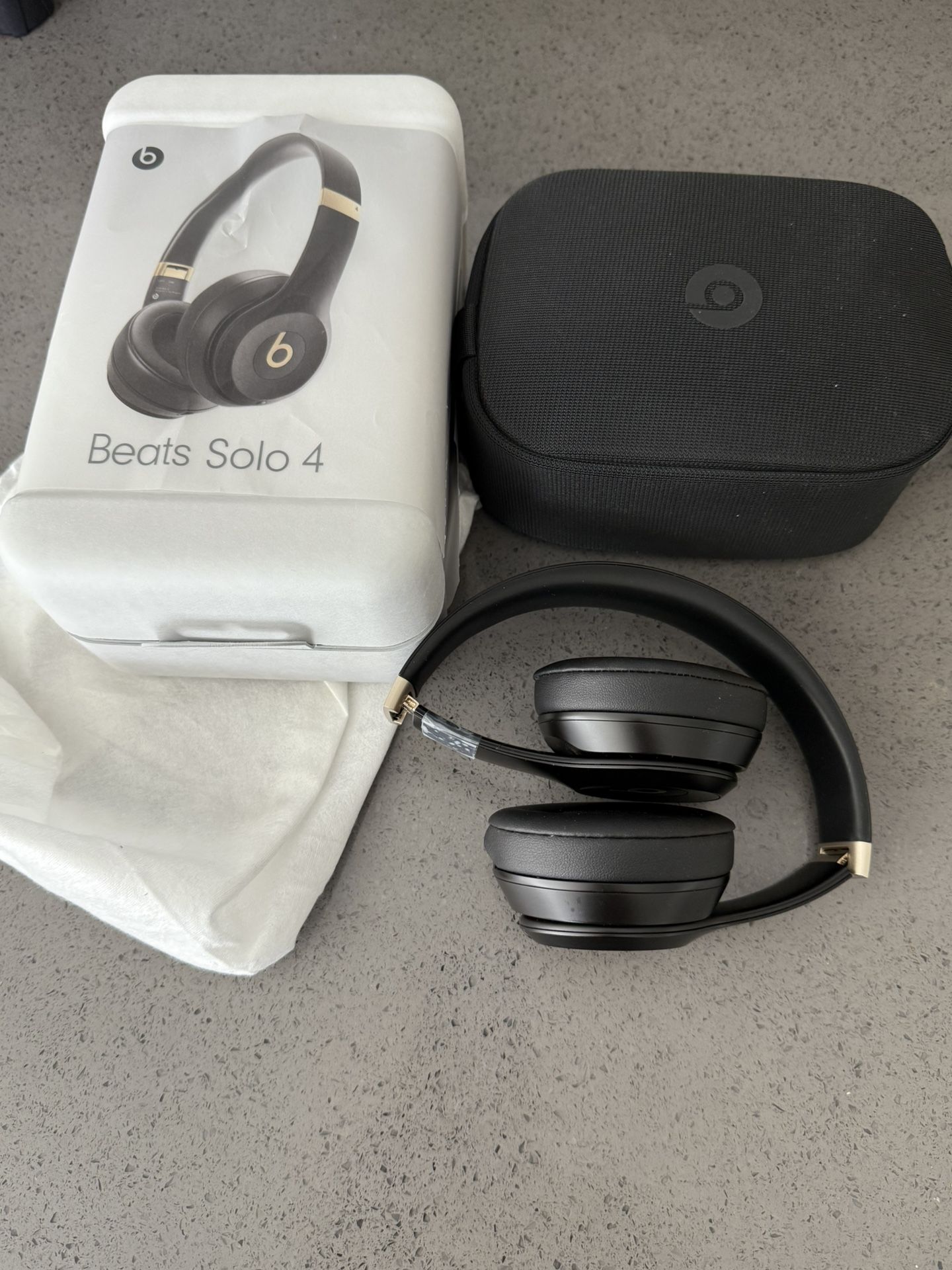 Beats Solo 4 Black/Gold