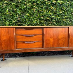Elliots of Newbury Mid-Century Modern Teak Sideboard Credenza