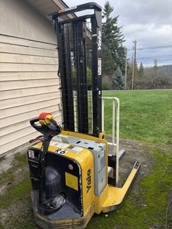 2012 Yale 4000LB Walkie Stacker